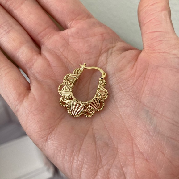 New Vanessa Mooney Gold Lilian hoops earrings - Picture 5 of 5